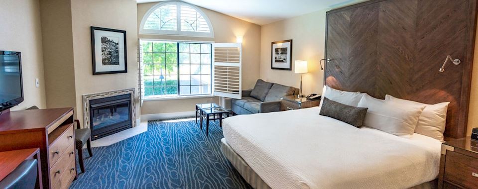 Calistoga BEST WESTERN PLUS Stevenson Manor Studio Suite with King Bed and Living Area